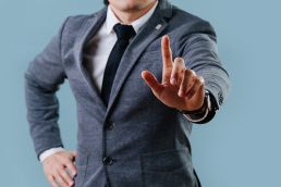 Foto: Mann streckt Zeigefinger aus